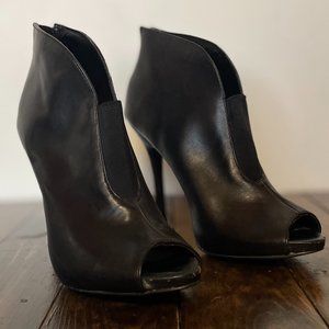 Guess Black Bootie Heels with Zipper Size 9